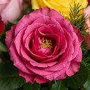 Buquê com 12 Rosas Coloridas no Kraft