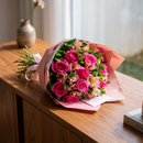 Buquê de 12 Rosas Pink com Astromélias 