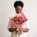 Buquê de 12 Rosas Pink com Astromélias 