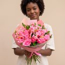 Buquê de 36 Rosas Cor de Rosa com Astromélias