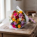 Buquê de 12 Rosas Coloridas com Astromélias 