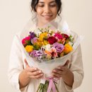 Buquê de 12 Rosas Coloridas com Astromélias 