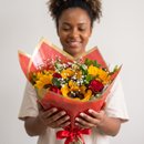 Buquê de Rosas Vermelhas com Girassóis Especial 