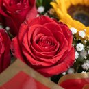 Buquê de Rosas Vermelhas com Girassóis Especial 