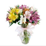 Buquê de Astromélias em Vaso de Vidro