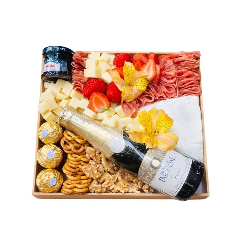 Tábua de Frios Com Espumante Chique e Elegante