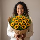 Buquê com 12 Girassóis e Folhagem