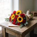 Buquê 10 rosas vermelhas importadas e 3 girassóis