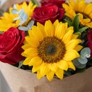 Buquê 10 rosas vermelhas importadas e 3 girassóis