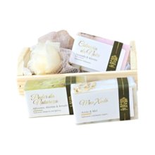 Kit Caixote 3 Sabonetes Artesanais e Bucha para Banho