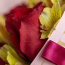 Buquê de 12 Rosas Vermelhas e Astromélias Amarelas