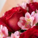 Buquê de 12 Rosas Vermelhas e Astromélias Rosas
