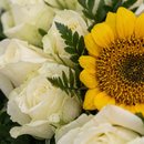 Arranjo de Coração: Rosas e Girassol