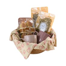 Cesta Chá com Canecas e Bolo de Rolo