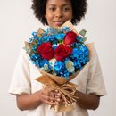 Buquê de Rosas com Flores Azuis Dois Tons de Amor