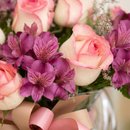 Vaso Essência Floral com Rosas e Astromélias