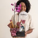 Caixa Giuliana flores com Orquídea e balão Parabéns