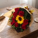 Buquê 8 Rosas Vermelhas E 1 Girassol No Kraft