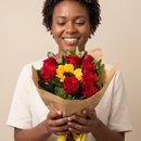 Buquê 8 Rosas Vermelhas E 1 Girassol No Kraft
