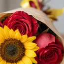 Buquê 8 Rosas Vermelhas E 1 Girassol No Kraft