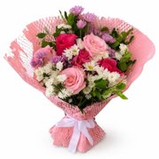 Buquê de Rosas em Tons de Rosa e Flores do Campo