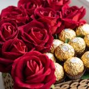 Cesta Coração Bombons Ferrero Rocher Rosas Vermelhas