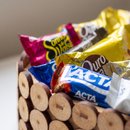Cesta Coração Bombons Lacta e Buque 3 Rosas Vermelhas