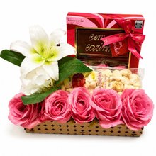 Cesta Pequena Presente Rosas Artificiais Chocolate