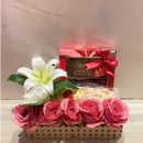 Cesta Pequena Presente Rosas Artificiais Chocolate