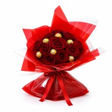 Buquê 12 Rosas Vermelhas Artificiais 6 Ferreros Rocher