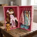 Kit Boneca e Armário com Roupas