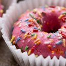 Caixa com 4 Mini Cake Donuts com Granulado Colorido 