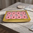 Caixa com 8 Mini Cake Donuts com Granulado Colorido