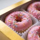 Caixa com 8 Mini Cake Donuts com Granulado Colorido