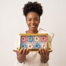 Caixa com 8 Mini Cake Donuts Coloridos e Confeitos