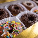 Caixa com 8 Mini Cake Donuts com Chocolate e confeitos