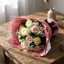 Buquê Misto de Rosas Brancas e Cor de Rosa