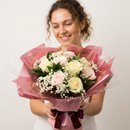 Buquê Misto de Rosas Brancas e Cor de Rosa