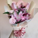 Buquê Lírios, Rosas Cor de Rosa e Flor do Campo Lilás