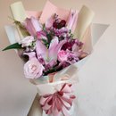 Buquê Lírios, Rosas Cor de Rosa e Flor do Campo Lilás