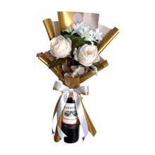 Buquê No Vinho Reservado Com Flores Brancas