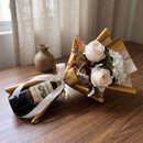 Buquê No Vinho Reservado Com Flores Brancas