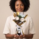 Buquê No Vinho Reservado Com Flores Brancas