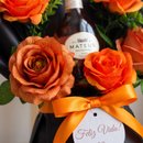Buquê Com Vinho Mateus e Rosas Laranjas