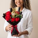 Buquê Preto Com Rosas Vermelhas e Ferrero