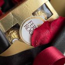 Buquê Preto Com Rosas Vermelhas e Ferrero