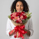 Buquê 12 Rosas Vermelhas Elegância Rubra