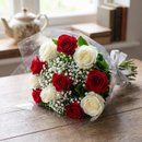 Buquê Clássico Com 6 Rosas Brancas e 6 Rosas Vermelhas