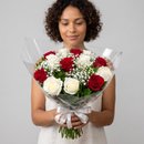 Buquê Clássico Com 6 Rosas Brancas e 6 Rosas Vermelhas