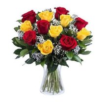 Buque de Rosas Vermelhas e Rosas Amarelas no Vidro